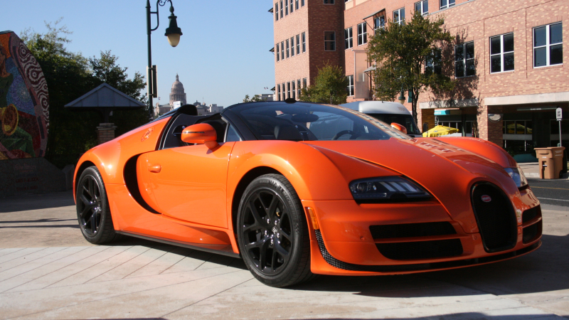 Illustration for article titled 18 Things You Learn Driving The $2.35 Million Bugatti Veyron Vitesse